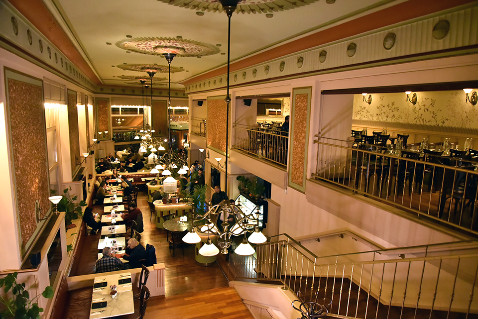 zeneakavéházban 12