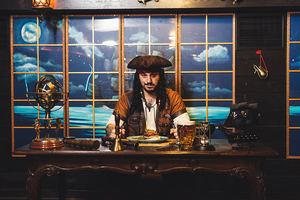 25husvét etterem pirates01